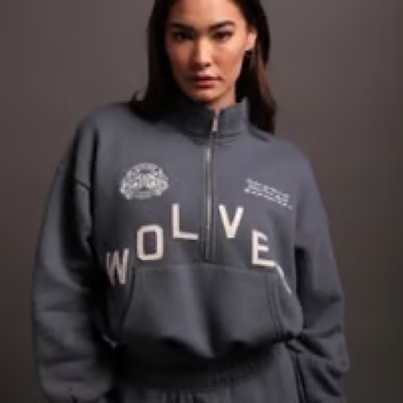 She wolves darc sports cropped zip up. Size small - Picture 3 of 4